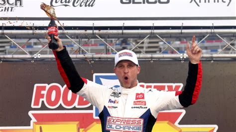 NASCAR at Bristol results: Denny Hamlin holds off Martin Truex .